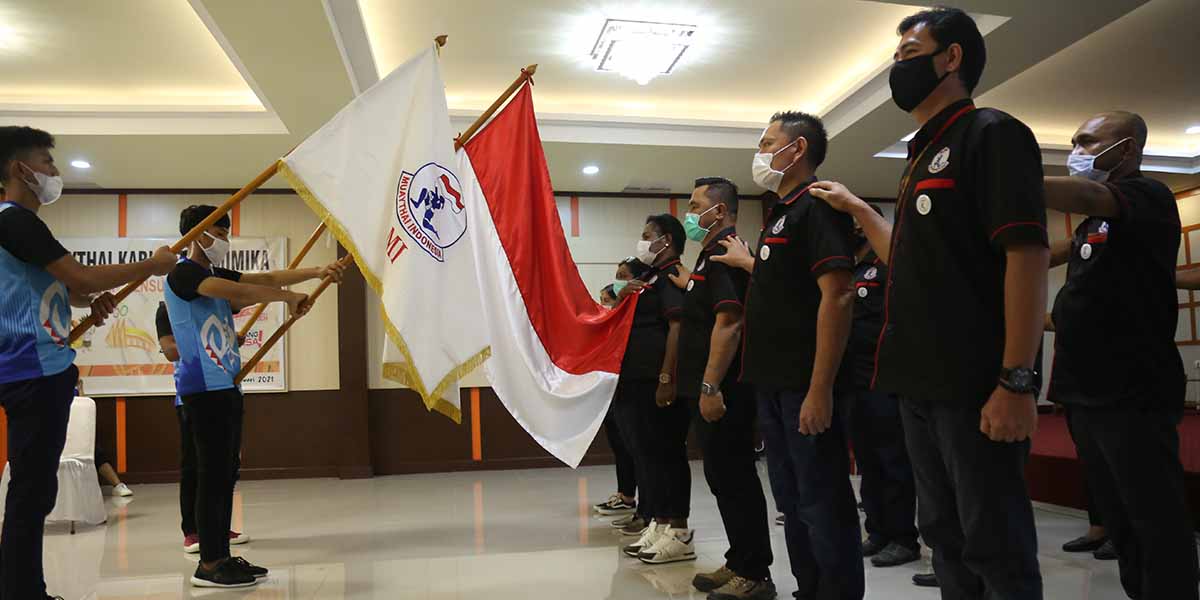 pere-murib-omaleng-pimpin-pengkab-muaythai-mimika